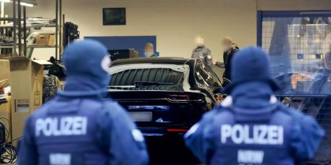 Polizisten untersuchen Räumlichkeiten in einem Gewerbegebiet in Ratingen. Foto: Roland Weihrauch/dpa Polizisten untersuchen Räumlichkeiten in einem Gewerbegebiet in Ratingen. Foto: Roland Weihrauch/dpa