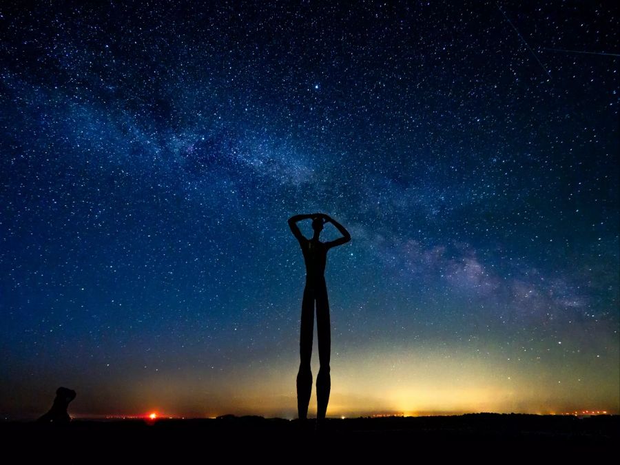 Nachthimmel Sterne Skulptur menschliche Figur lange Extremitäten