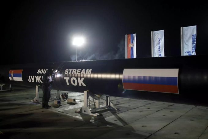 Ein Arbeiter schweisst die erste Sektion der Gazprom South Stream Gaspipeline in Sajkas, 80 Kilometer nördlich von Belgrad, Serbien. Gaspipeline Serbien
