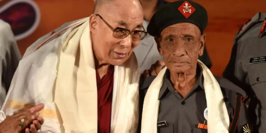 Naren Chandra Das (r.) und der Dalai Lama