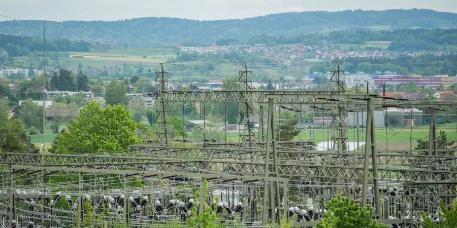 Swissgrid AG Hochspannungsleitung in Benken–Fällanden.