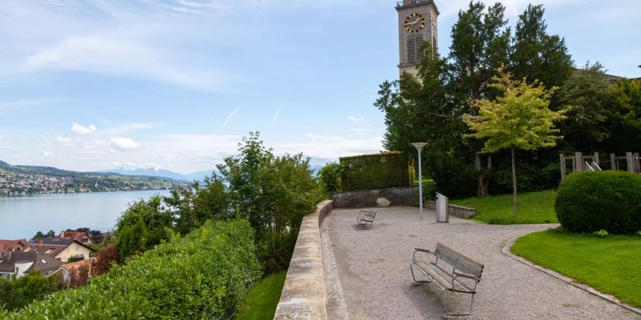 Aussicht über den Zürichsee und auf die reformierte Kirche vom Spielplatz Platte in Thalwil.