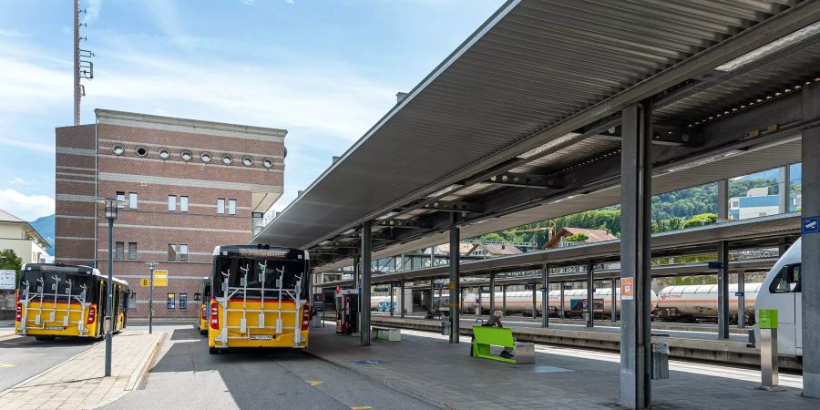 Das Busterminal beim Bahnhof Spiez, im Hintergrund die BLS Betriebszentrale.