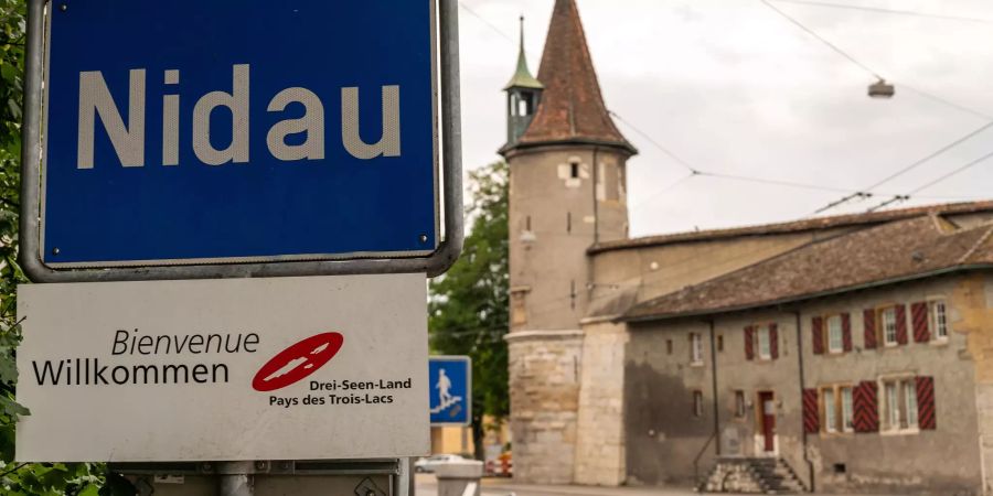 Ortsschild an der Hauptstrasse der Gemeinde Nidau.