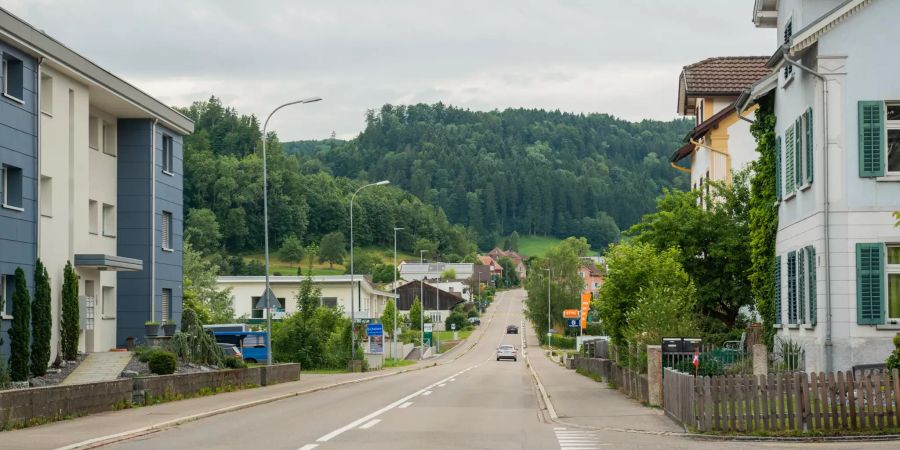 Die Hauptstrasse Richtung Bichselsee.