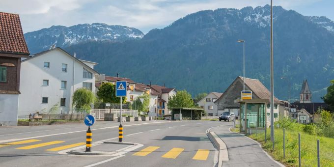 Ortstrasse Mühlegasse in der Gemeinde Schänis in St.Gallen. Ortstrasse Mühlegasse in der Gemeinde Schänis in St.Gallen.