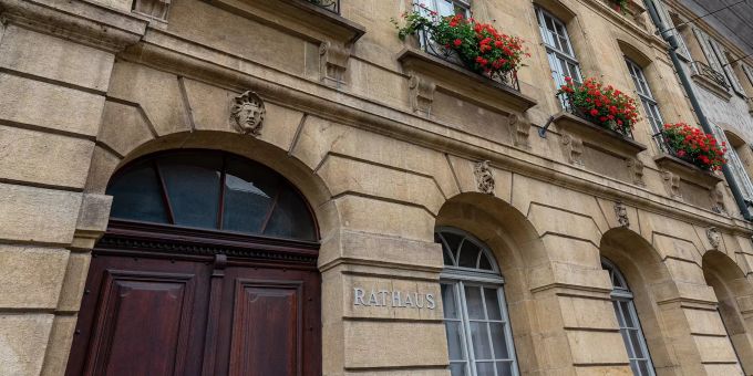 Fassade des Rathauses von Nidau. Fassade des Rathauses von Nidau.