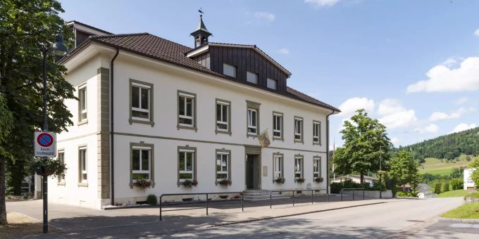 Das Schulhaus an der Aeschstrasse in der Gemeinde Duggingen. Das Schulhaus an der Aeschstrasse in der Gemeinde Duggingen.