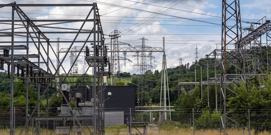 Transformatoren und Strommasten prägen die Landschaft unterhalb des Wasserkraftwerk Mühleberg.