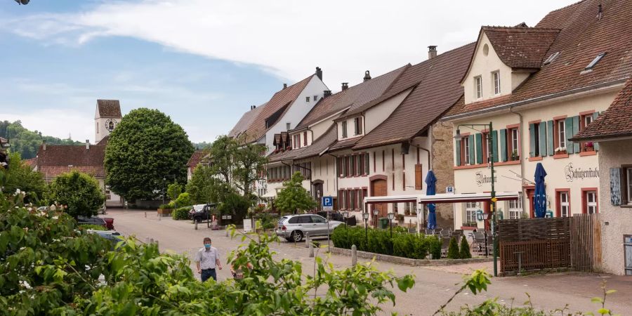 Die Hauptstrasse in Pratteln mit historischen Häuserzeilen.