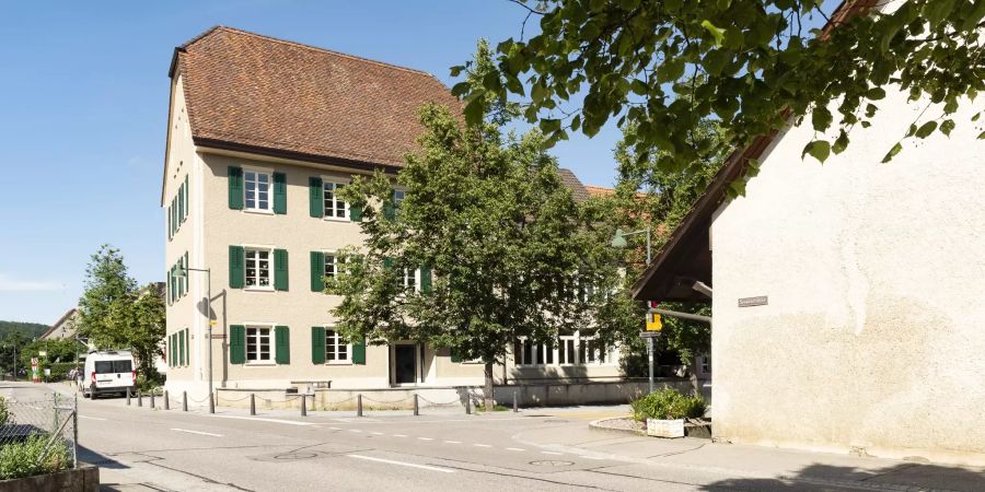 Gemeindehaus und Primarschule an der Hauptstrasse in Hochwald.