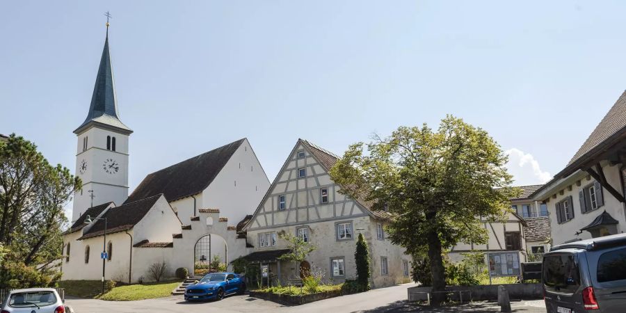 Die Kirche und das Dorfmuseum in Therwil.