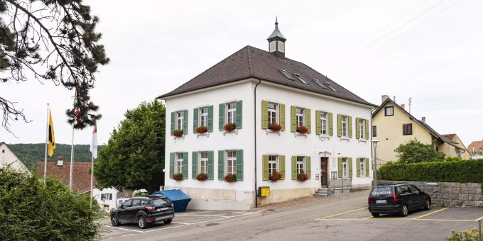 Die Gemeindeverwaltung im Ortsteil Metzerlen. Die Gemeindeverwaltung im Ortsteil Metzerlen.