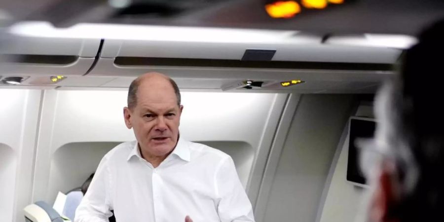 Bundeskanzler Olaf Scholz (SPD) im Gespräch mit Journalisten im Airbus A340 der Luftwaffe vor der Heimreise aus Polen. Foto: Kay Nietfeld/dpa
