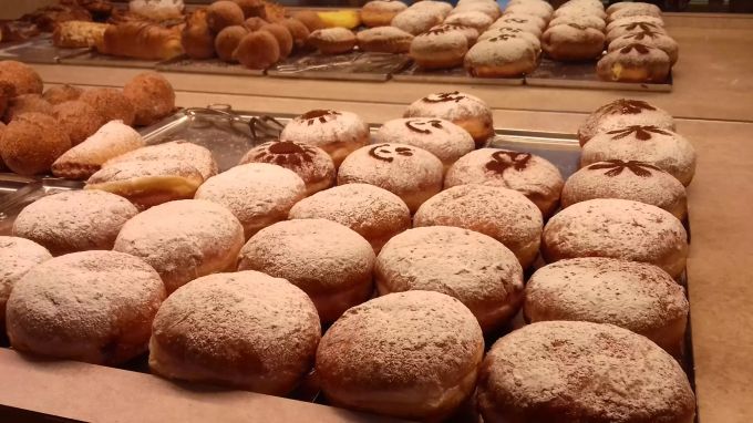 Berliner, Mandelbrezel und Sauerteigbrote sind die Verkaufsschlager der Bäckerei. Bäckerei Hackebeil