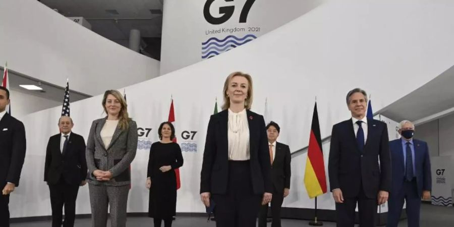 Die Aussenminister der G7-Staaten stehen für ein Gruppenfoto im Museum of Liverpool zusammen. Foto: Paul Ellis/AFP Pool/AP/dpa