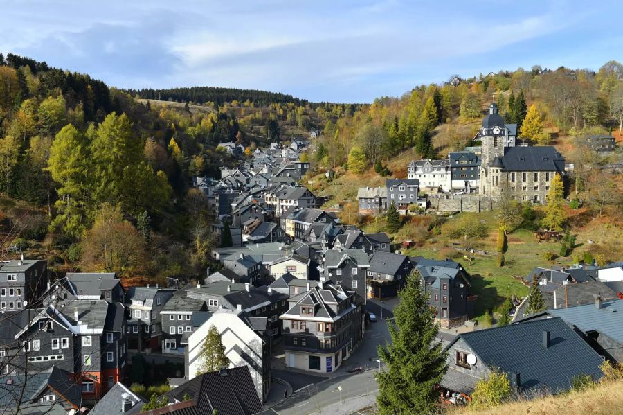 Bergiger Ort grau im Wald im Herbst