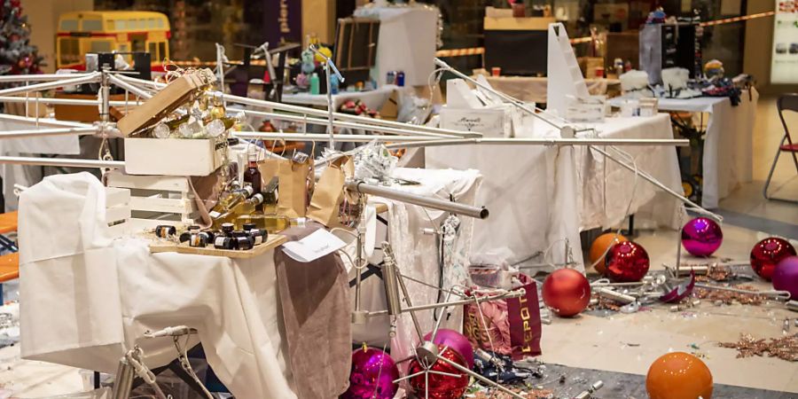 Metallstangen und Weinachtskugeln: die Unfallstelle im Mythen Center Schwyz in Ibach.