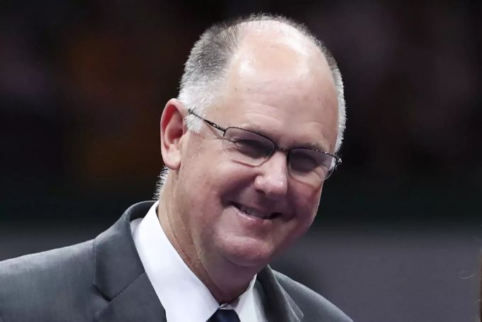 Steve Simon, Chef der WTA, will China rigoros bestrafen, sollte es im Fall zu Peng Shuai nicht bald Klarheit geben. WTA-Chef