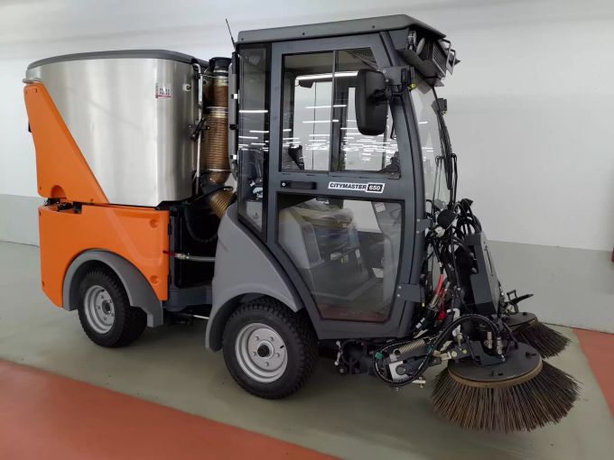 Die Kehrmaschine fuhr maximal 25 Kilometer pro Stunde. (Symbolbild) Kehrmaschine