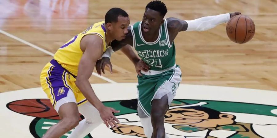 Dennis Schroder (r) von den Boston Celtics hält den Ball von Avery Bradley von den Los Angeles Lakers fern. Foto: Michael Dwyer/AP/dpa