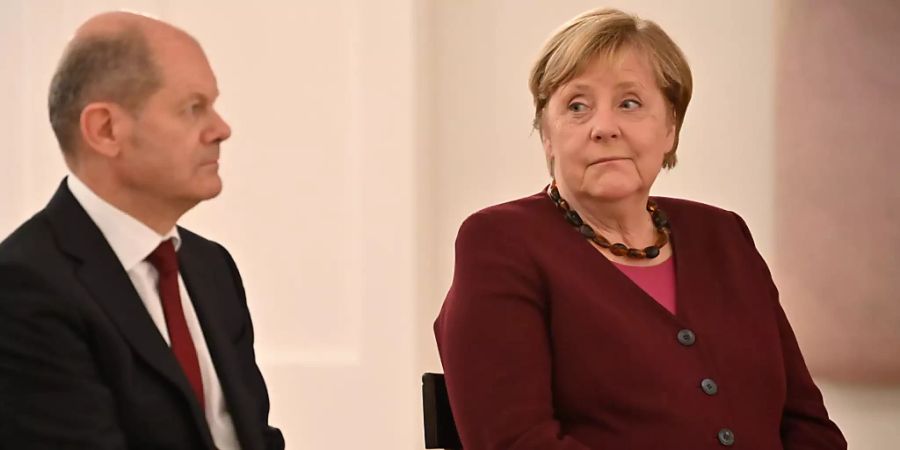dpatopbilder - Sind für Deutschland im Duett beim G20-Gipfel in Rom: Bundeskanzlerin Angela Merkel (CDU) und Finanzminister Olaf Scholz (SPD). Foto: Bernd Von Jutrczenka/dpa