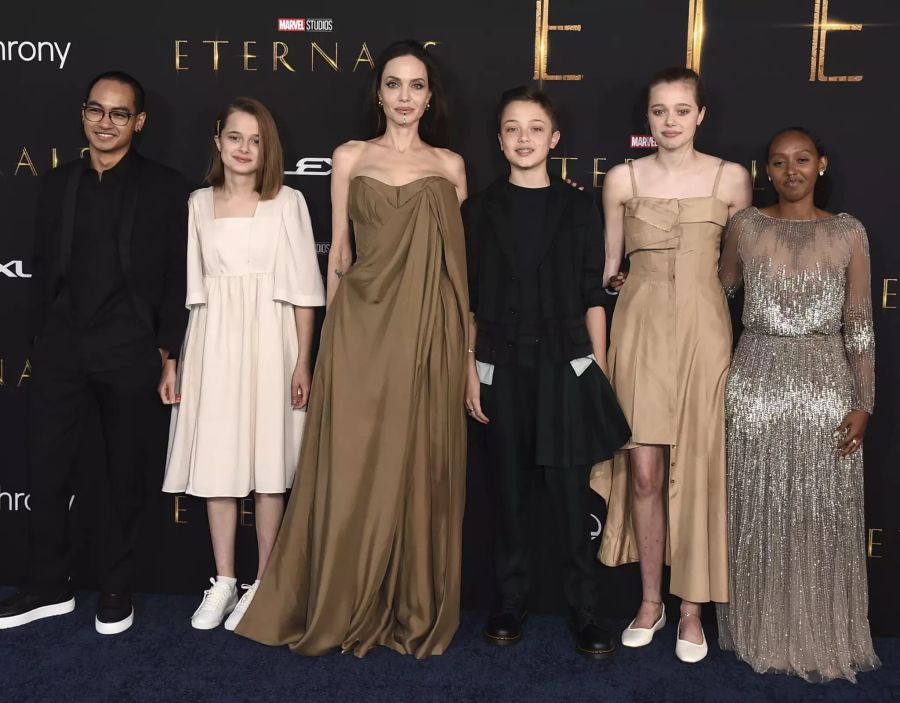 Angelina und fünf ihrer sechs Kinder an der Premiere in Los Angeles.