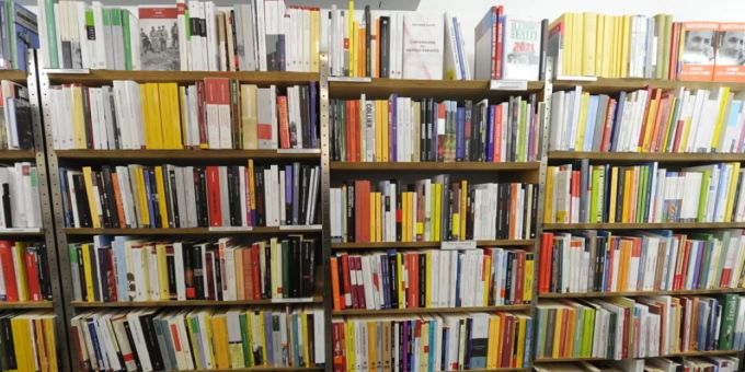 Bücher von schweizerischen Autorinnen und Autoren und aus Schweizer Verlagen sollen Leserinnen und Leser finden. Dafür spannt die schweizerische Buchbranche nun sprachübergreifend zusammen: Das Projekt Liber bietet Büchergutscheine und unterstützt Schreibende sowie Verlage. (Symbolbild) Bücher von schweizerischen Autorinnen und Autoren und aus Schweizer Verlagen sollen Leserinnen und Leser finden. Dafür spannt die schweizerische Buchbranche nun sprachübergreifend zusammen: Das Projekt Liber bietet Büchergutscheine und unterstützt Schreibende sowie Verlage. (Symbolbild)