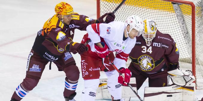 Henrik Toemmernes (Genève-Servette) gegen Jiri Sekac (Lausanne HC) in der National League. Genève-Servette Lausanne National League