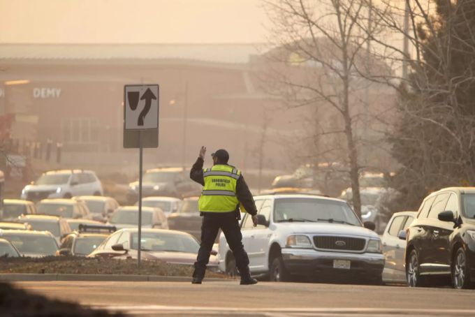 Ein Polizist regelt während der Evakuierung wegen der Brände den Verkehr nahe Broomfield in Colorado. Colorado