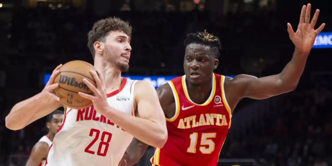Clint Capela (r.) kommt mit den Atalanta Hawks nicht in Fahrt. Clint Capela NBA