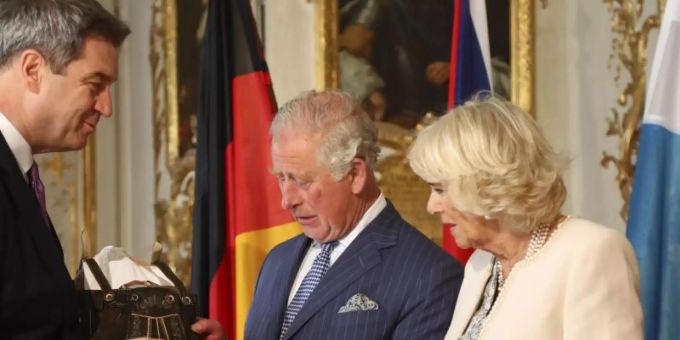 «Servus»: Prinz Charles und seine Frau, Herzogin Camilla, zu Gast beim bayerischen Ministerpräsidenten Markus Söder (l). Foto: Matthias Schrader/AP/Pool/dpa «Servus»: Prinz Charles und seine Frau, Herzogin Camilla, zu Gast beim bayerischen Ministerpräsidenten Markus Söder (l). Foto: Matthias Schrader/AP/Pool/dpa