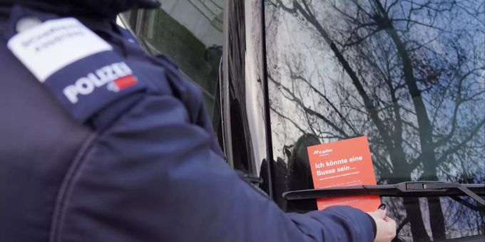 Die Stadtpolizei St. Gallen wird während der Einführungsphase der erweiterten Gebührenpflicht von Oberflächenparkplätzen solche Flyer, bei allfälligen Verstössen, verteilen. Sankt Gallen Stadtpolizei