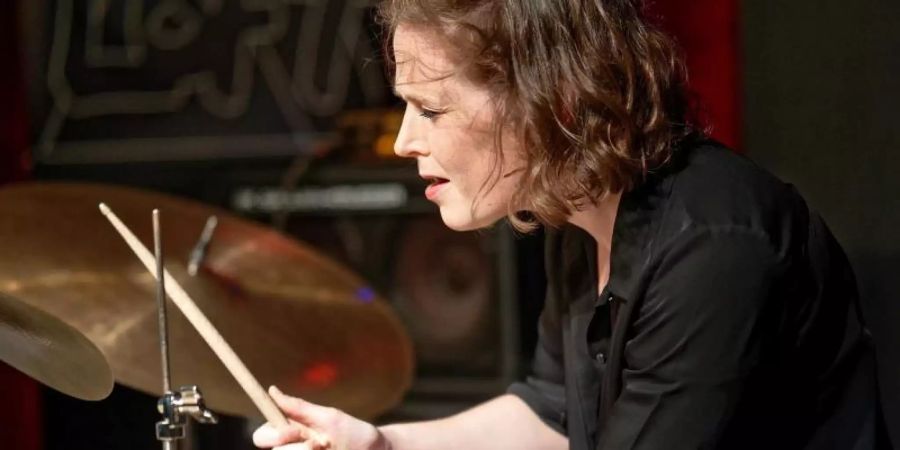 Die Schlagzeugerin Eva Klesse erhält den SWR Jazzpreis 2021. Foto: Sally Lazic/SWR/dpa
