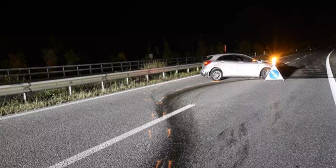 Das Fahrzeug und die Mittelleitplanke wurden massiv beschädigt.