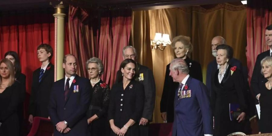 Mitglieder der königlichen Familie nehmen in der Londoner Royal Albert Hall am jährlichen Royal British Legion Festival of Remembrance in der Royal Albert Hall teil. Foto: Geoff Pugh/The Daily Telegraph/PA Wire/dpa