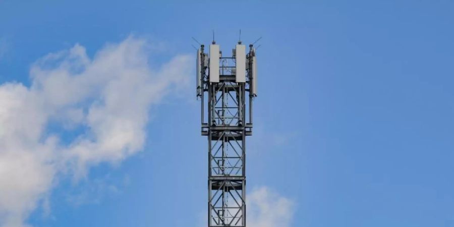 Ein Sendemast für Mobilfunk. Foto: Patrick Pleul/dpa-Zentralbild/dpa/Symbolbild