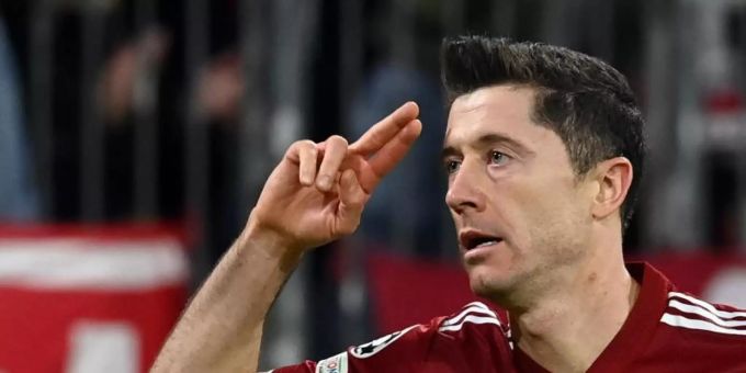 Münchens Stürmerstar steht in der Fussballwoche gleich zwei Mal im Fokus: Robert Lewandowski. Foto: Sven Hoppe/dpa Münchens Stürmerstar steht in der Fussballwoche gleich zwei Mal im Fokus: Robert Lewandowski. Foto: Sven Hoppe/dpa