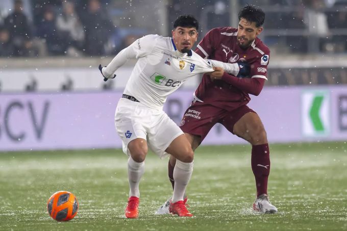 Lausanne-Spieler Cameron Puertas sieht gegen Servette die Gelb-Rote Karte. Cameron Puertas