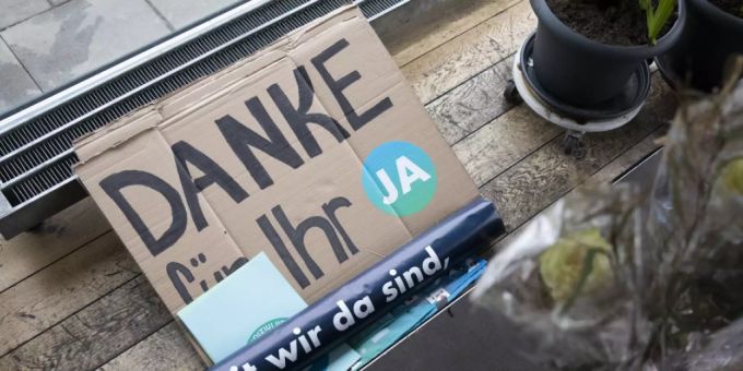 Das Covid-19-Gesetz, die Pflegeinitiative und die Justizinitiative vermochten im Durchschnitt 64,41 Prozent der Stimmberechtigten hinter dem Ofen hervorzulocken. Der heutige Abstimmungssonntag war damit derjenige mit der vierthöchsten Stimmbeteiligung seit 1971. Das Covid-19-Gesetz, die Pflegeinitiative und die Justizinitiative vermochten im Durchschnitt 64,41 Prozent der Stimmberechtigten hinter dem Ofen hervorzulocken. Der heutige Abstimmungssonntag war damit derjenige mit der vierthöchsten Stimmbeteiligung seit 1971.