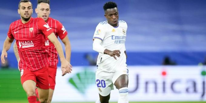 Sorgte für die Entscheidung: Vinicius Junior (r) von Real Madrid. Foto: Manu Fernandez/AP/dpa Sorgte für die Entscheidung: Vinicius Junior (r) von Real Madrid. Foto: Manu Fernandez/AP/dpa