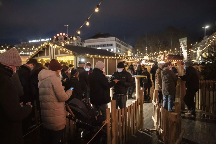 Vor dem Wienachtsdorf in Zürich bildet sich eine Reihe, die auf den Einlass wartet.