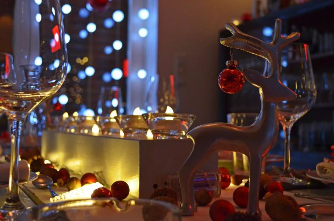 Gedeckter Weihnachtstisch. Weihnachten
