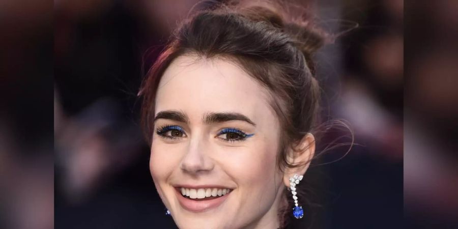 More is more: Schauspielerin Lily Collins liebt blauen Eyeliner.