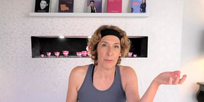 Stella Martin (Adele Neuhauser) ist Kult in der Beauty-Branche. Foto: Jacqueline Krause-Burberg/BR/Bavaria Fiction GmbH/ORF/dpa Stella Martin (Adele Neuhauser) ist Kult in der Beauty-Branche. Foto: Jacqueline Krause-Burberg/BR/Bavaria Fiction GmbH/ORF/dpa