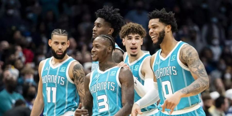 Die Spieler der Charlotte Hornets feiern den Sieg über Golden State Warriors: Cody Martin (l-r,11), Jalen McDaniels (6), LaMelo Ball (2), Terry Rozier (3) und Miles Bridges (0). Foto: Matt Kelley/AP/dpa