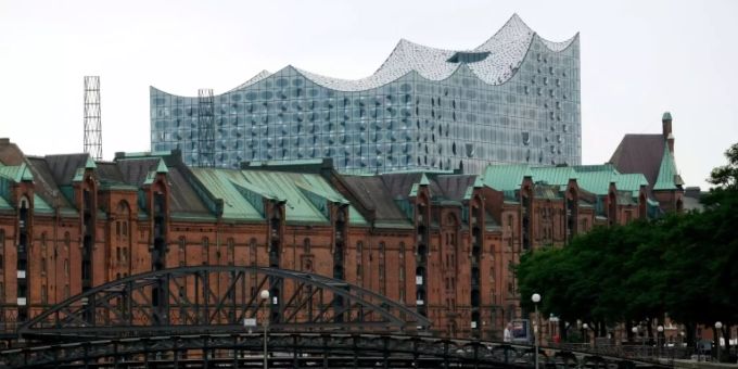 Blick auf die Elbphilharmonie in Hamburg. Blick auf die Elbphilharmonie in Hamburg.