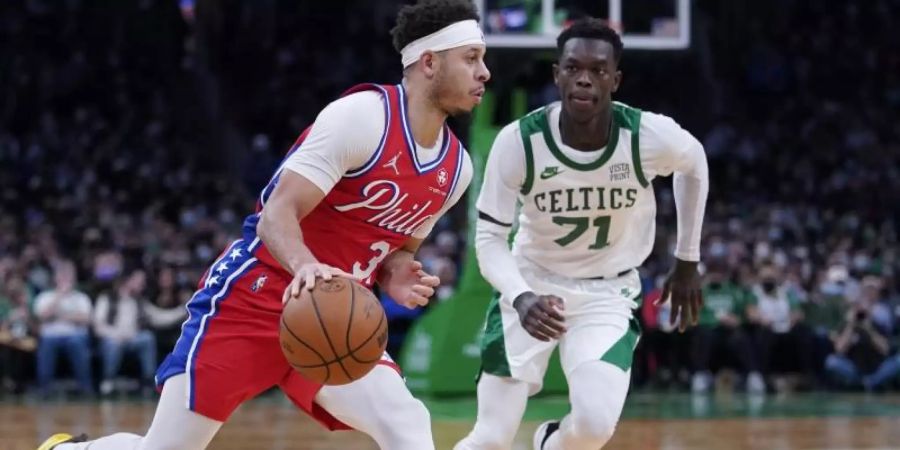 Basketball-Nationalspieler Dennis Schröder Dennis Schröder (r) verlor mit den Boston Celtics gegen die Philadelphia 76ers. Foto: Charles Krupa/AP/dpa