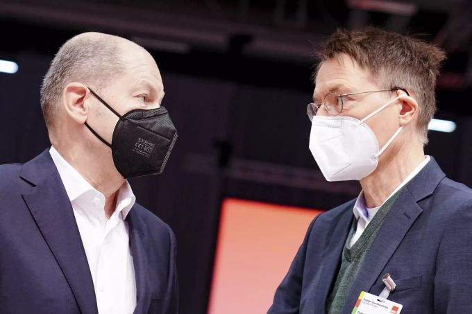 Die Ampel berät ab Dienstag über neue Massnahmen im Kampf gegen das Coronavirus. Im Bild Bundeskanzler Olaf Scholz und Gesundheitsminister Karl Lauterbach (beide SPD). Germany New Government