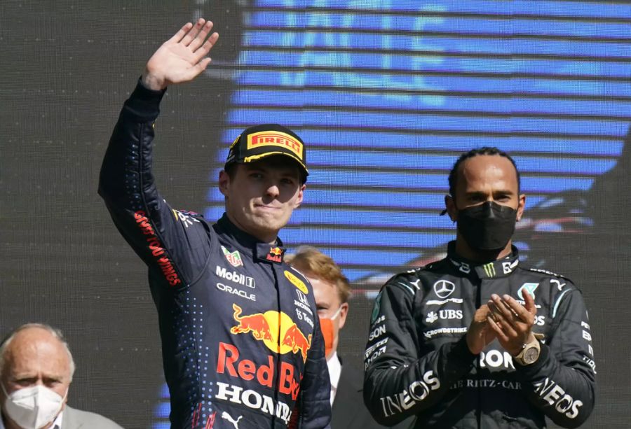 Lewis Hamilton applaudiert: Max Verstappen triumphiert beim GP von Mexiko.